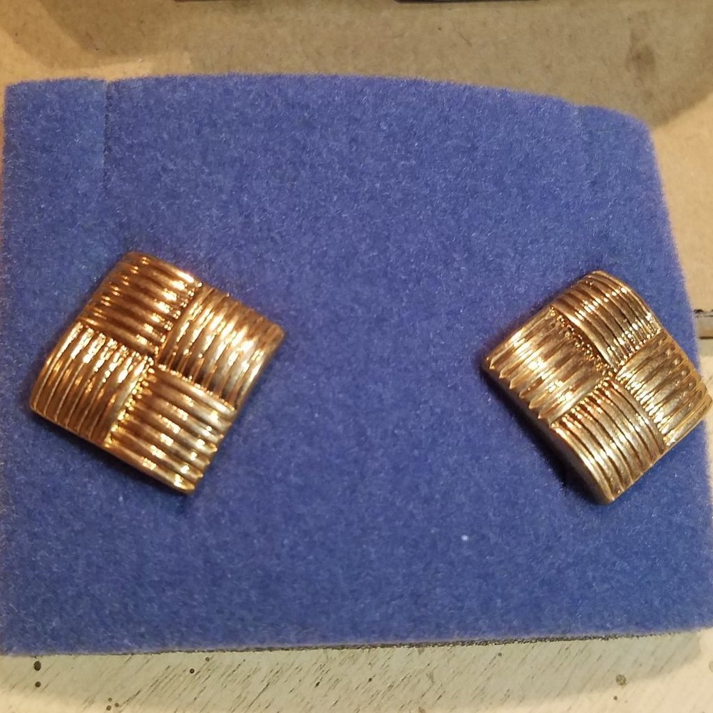 Avon Basketweave goldtone Pierced Earrings NIB